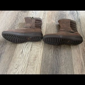 Women Teva waterproof boots